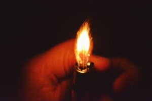 Aanstekergas inhaleren: een gevaarlijke trend onder jongeren