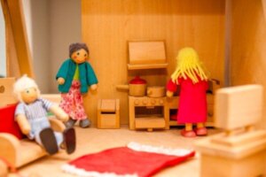 Waar bestaat poppentherapie uit?