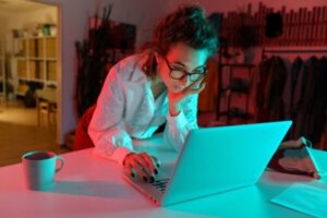 Wat zit er achter je dringende behoefte om werk-e-mails te beantwoorden?