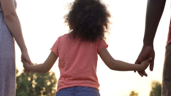Wat te doen als je adoptiekind op zoek is naar zijn biologische moeder