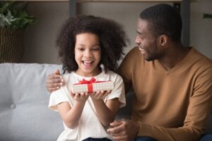 Vijf belangrijke overwegingen als je je kind een mobiele telefoon geeft