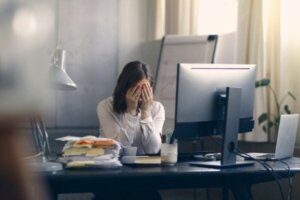Hoe beïnvloeden geestelijke gezondheidsproblemen de werkplek?