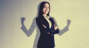 Afbeelding van een vrouw met een schaduw erachter die weergeeft hoe macht mensen verandert