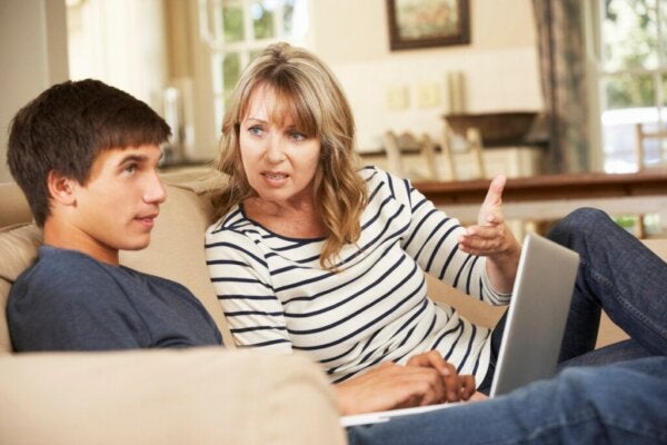 Uit onderzoek blijkt dat tieners de stem van hun moeder niet meer horen