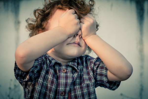 Acht veelvoorkomende symptomen van angst bij kinderen