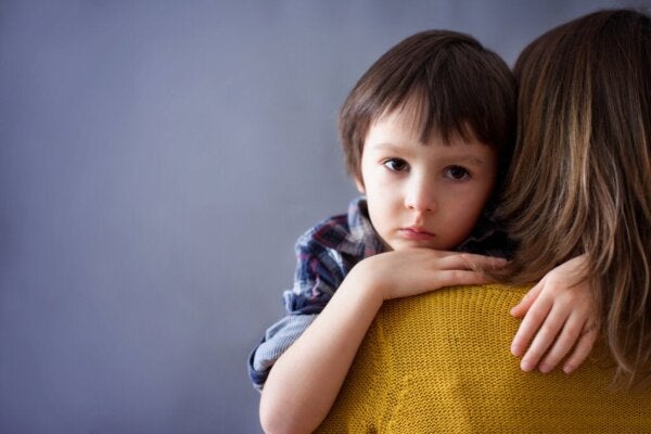 Ouders die hun kinderen emotioneel controleren na hun kindertijd