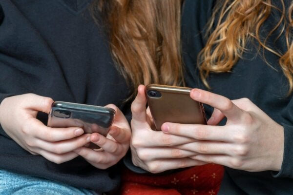 Manieren om het gebruik van sociale netwerken door tieners in de hand te houden