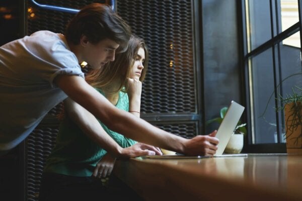 Cyberdating: misbruik en hoe je de controle terugkrijgt