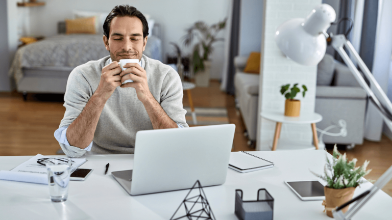 Tevreden man achter zijn laptop