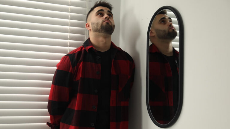 Een laag zelfbeeld: wat zijn de symptomen en oorzaken?