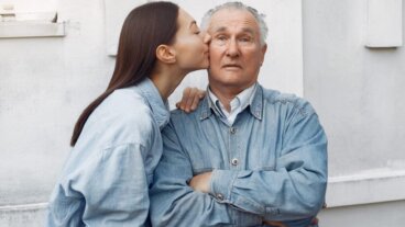 Wat is gerontofilie? Je aangetrokken voelen tot oudere mensen