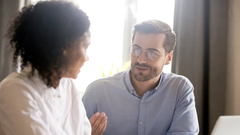 Wat is actief luisteren, het belang ervan en voorbeelden om het te oefenen