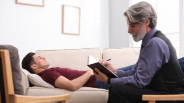 Wat is Ericksoniaanse hypnose en hoe wordt het toegepast in therapie?