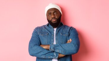 Hoe ziet een arrogant persoon eruit en hoe kun je hem herkennen? 12 kenmerken