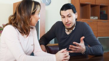 De betekenis van wegkijken tijdens het praten, volgens de psychologie