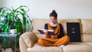 Waarom blijf je liever thuis dan dat je uitgaat met vrienden?