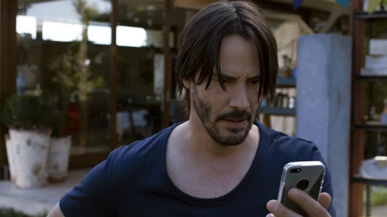 Wat betekent het als iemand geen sociale netwerken heeft (zoals Keanu Reeves): isolement of levenskeuze?